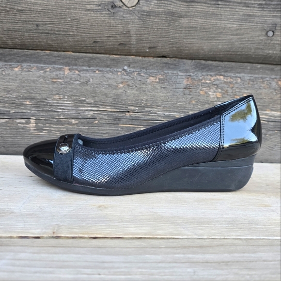 Anne Klein Sport Bisa Shimmer Black Capped Toe, Comfort Wedge Pump. WMS 7.5M - Picture 3 of 15